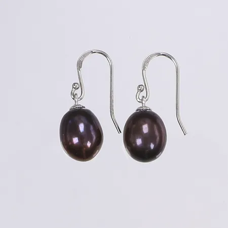 Ett par örhängen med mörka pärlor troligen färgade, 30x11mm, silver 925/1000 Vikt: 5,5 g