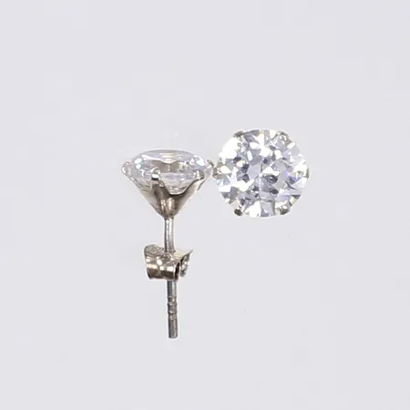 Ett par örhängen med vita stenar, Ø7mm, silver 925/1000 Vikt: 1,4 g