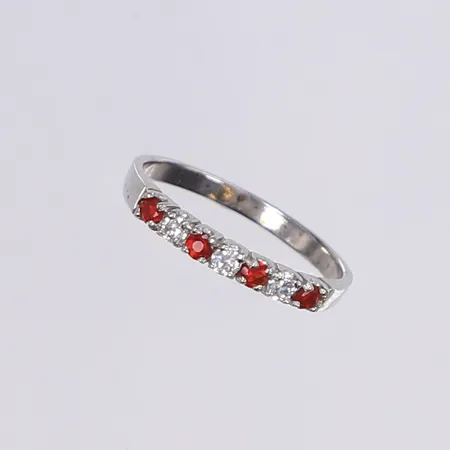 Ring med vita och röda stenar, stl 17¾, bredd 2mm, silver 925/1000 Vikt: 1,5 g