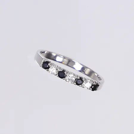 Ring med vita och blåa stenar, stl 17¾, bredd 2mm, silver 925/1000 Vikt: 1,5 g