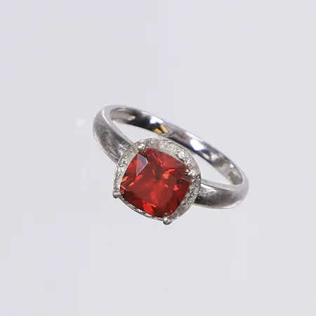 Ring med vita och röd sten, stl 19, bredd 2-10mm, silver 925/1000 Vikt: 3,3 g