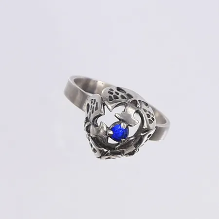 Ring med blå sten, stl 18¾, bredd 3-13mm, stämplad längs utsidan av skenan, silver 830/1000 Vikt: 4,1 g