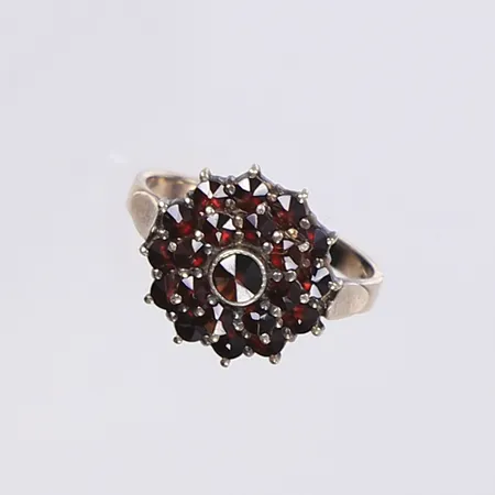 Ring med röda stenar troligen granater, stl 16¾, bredd 2-13mm, förgyllt silver 830/1000 Vikt: 3,4 g