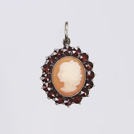 Hänge med camé och röda stenar troligen granater, 27x17mm, förgyllt silver 830/1000 Vikt: 2,9 g