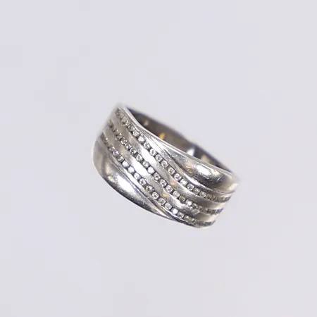Ring med vita stenar, stl 18, bredd 3-10mm, 925/1000 silver Vikt: 4 g