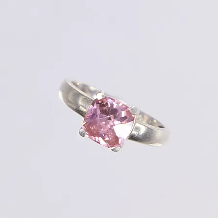 Ring med rosa sten, stl 19, bredd 2-8mm, 925/1000 silver Vikt: 3,2 g