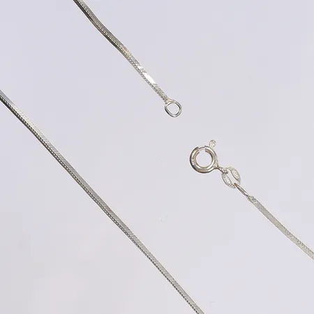 Halskedja, 42cm, bredd 1,5mm, något ojämn, silver 925/1000 Vikt: 5,2 g