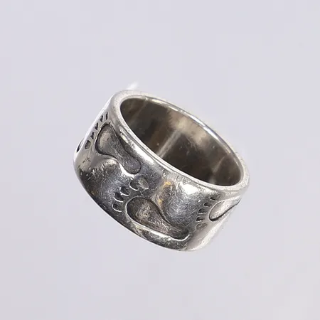 Ring, fotspår, stl 21½, bredd 12mm, ojämn, silver 925/1000 Vikt: 19,7 g