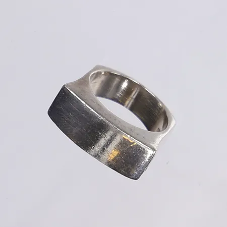 Ring, stl 18, bredd 6-9mm, silver 925/1000 Vikt: 9,2 g