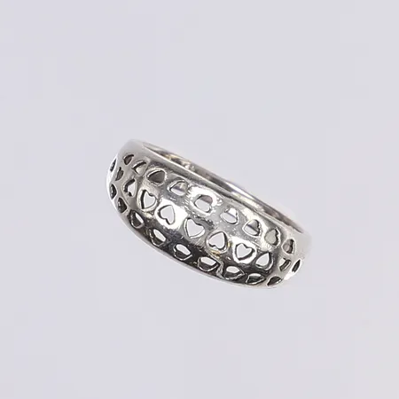 Ring med genombruten dekor, stl 18½, bredd 3-9mm, något ojämn skena, silver 925/1000 Vikt: 3,5 g