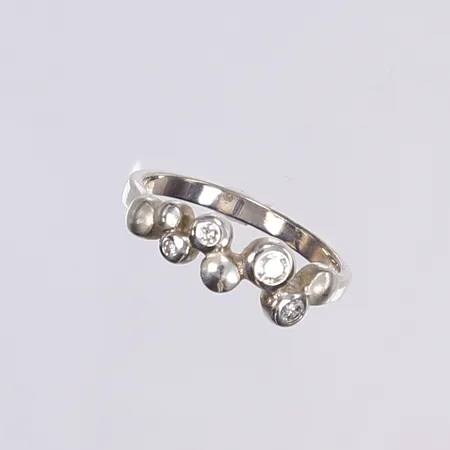 Ring med vita stenar, stl 19, bredd 2-7mm, silver 925/1000 Vikt: 3 g