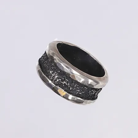 Ring, stl 17, bredd 10mm, okänd tillverkare stämplad ÖGR A11=1999, silver 925/1000 Vikt: 10,6 g