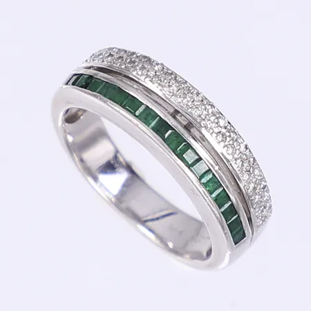 Ring med diamanter totalt ca 0,20ctv samt gröna stenar, stl 17¼, bredd 4-6mm, saknar en grön sten, vitguld 14K Vikt: 5,4 g
