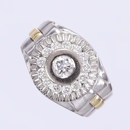 Ring med diamanter 13x ca 0,04ct samt vit sten, stl 17¾, bredd 6-15mm, slitage, vitguld 18K Vikt: 14,9 g