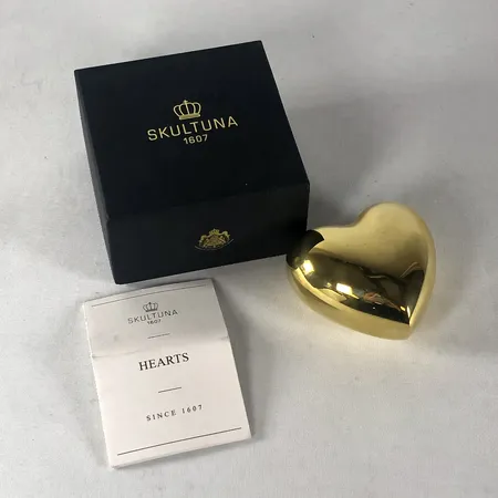 Skulptur, "Hearts", Skultuna, 7x6x4cm, lätt repig, i originalförpackning, mässing Skickas med paket.