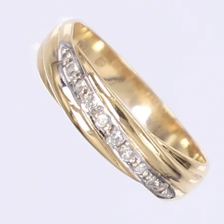 Ring med diamanter 10x ca 0,01ct, stl 18, bredd 3-5mm, ojämn skena, 18K Vikt: 2,5 g