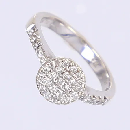 Ring med diamanter totalt ca 0,20ctv delvis syntetiska, stl 17¼, bredd 2-8mm, defekt saknar stenar, vitguld 18K Vikt: 4,2 g