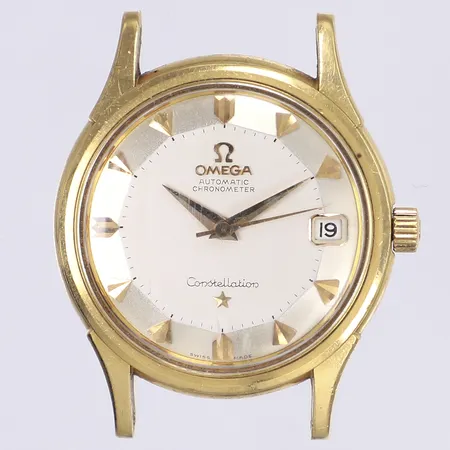Herrur Omega Constellation Pie Pan, Ø34mm, automat, datum, cal 561, ref 14393/4 sc 61, verknr 18312405, 18K i boett, bruksslitage, repor på boett och plexiglas, buckla på bakboett, urtavla och urverk i till synes fin skick, fungerar vid katalogiseringstillfället men ej testad för tidshållning, inget band, inga övriga tillbehör, 18K Bruttovikt: 40,5g