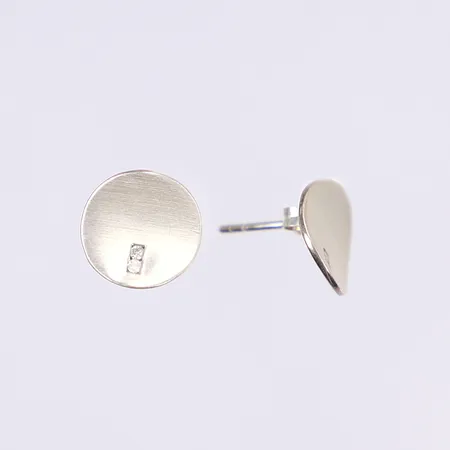 Ett par örhängen med vita stenar, Ø12mm, silver 925/1000 Vikt: 3,1 g