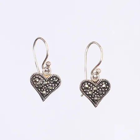 Ett par örhängen, hjärtan med markasiter, 22x10mm, silver 925/1000 Vikt: 1,8 g