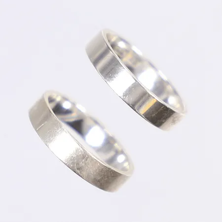 Två ringar, släta, stl 16¾, silver 925/1000 Vikt: 5,1 g
