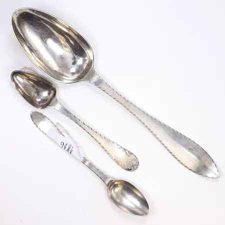 Två teskedar, en matsked, 13-23cm, 1800-tal, klisterlappar med årtal på, silver 830/1000 Vikt: 75,4 g