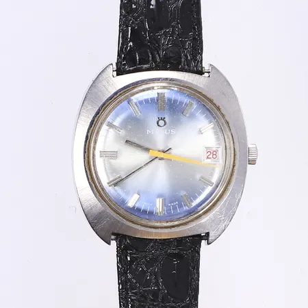 Herrur Milus, Ø36mm, manuell, datum, stål, snr 40156, slitage, repig boett och plexiglas, fungerar vid katalogiseringstillfället men ej testad för tidshållning, skadat läderband ej original, inga tillbehör