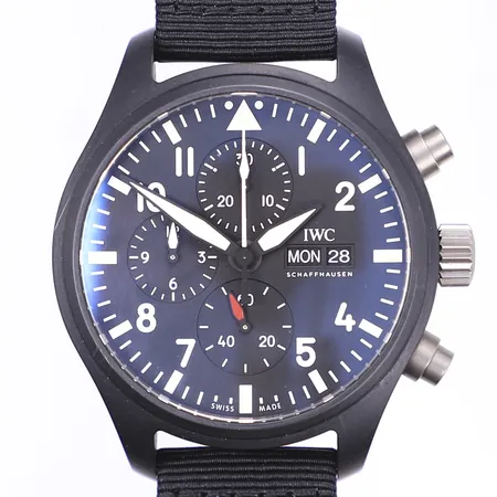Herrur IWC Pilot Chronograph "Top Gun", Ø44mm, automat, kronograf, dag/datum, ref IW389101, snr 6290872, keramik/stål, smärre kosmetiskt slitage, fungerande vid katalogiseringstillfället, tygband med viklås, svart gummiband med spänne, beige gummiband utan spänne, box, cert 2022