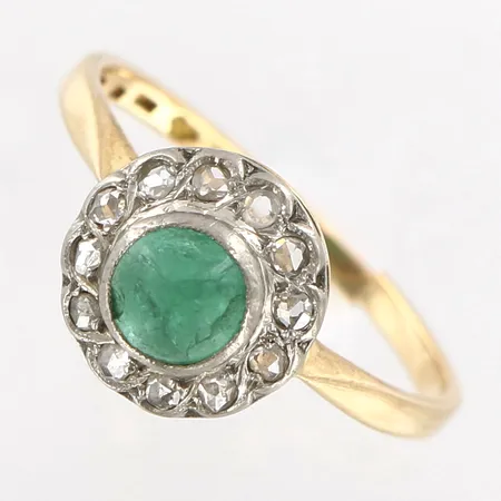 Ring med diamanter 12st ca 0,15ctv och grön sten, stl 18¼, bredd 10,5mm, gul/vitguld, defekt, avklippt skena, 18K Vikt: 3,3 g