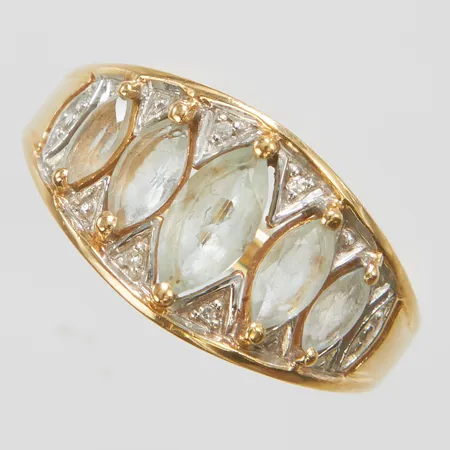 Ring, stl 18, åttakantslipade diamanter 4 x ca 0,0025ct samt akvamarin,  bredd: 2-10,7mm, mindre nagg på sten, GHA, 18K  Vikt: 3,9 g