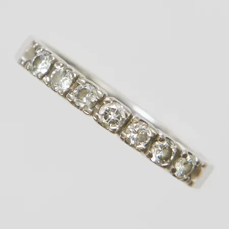 Alliansring, 7 diamanter 0,35ctv enligt gravyr, Ø18, bredd: 2,6mm, vitguld, Schalins, 18K Vikt: 3,5 g