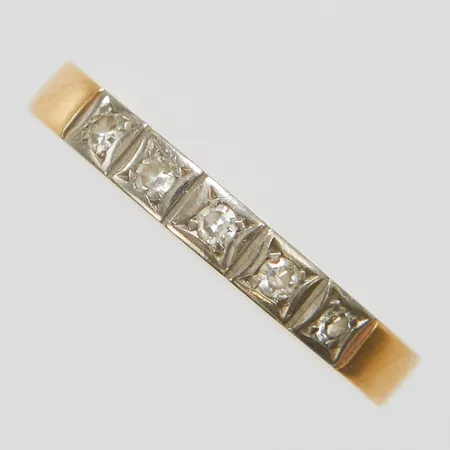 Alliansring, diamanter 5 x ca 0,02ct, Ø17, bredd: 2,7mm, invändig spricka i ringskenan, personlig gravyr, svenska stämplar, 18K Vikt: 3,2 g