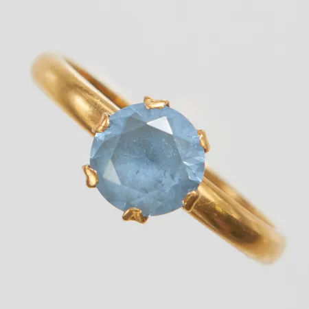Ring, blå sten med nagg, Ø19¼, bredd: 2,6-8,1mm, svenska stämplar, personlig gravyr, 18K Vikt: 4,9 g