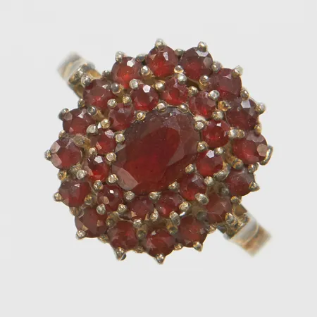 Silverring, granater, Ø17¾, bredd: 2,2-7,7mm, skev, skador på stenar, 925/1000 Vikt: 4,2 g