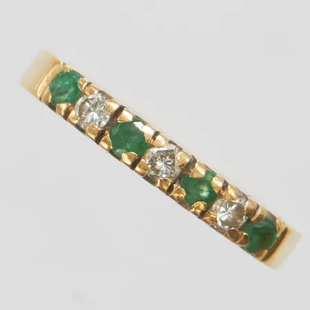 Ring, Øca17½, bredd: 2,5-2,7mm, diamanter 3 x ca 0,05ct, 4 smaragder varav en skadad, skev, svenska stämplar, 18K Vikt: 2,7 g