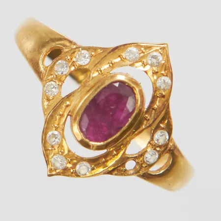 Ring, behandlad rubin, vita stenar varav en saknas, Ø18½, bredd: 1,8-14,8mm, 18K Vikt: 1,9 g