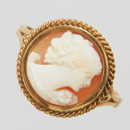 Ring, camé, Ø20, bredd: 2,2-6,3mm, svenska stämplar, 18K, bruttovikt 4,5g. 