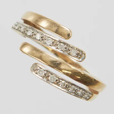 Ring,  diamanter 14 x ca 0,01ct, Ø18½, bredd: 2,1-10,4mm, 9K Vikt: 3,1 g