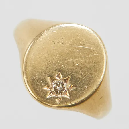 Klackring, 1 diamant ca 0,10ct, Ø20, bredd: 3,2-16mm, repig, något skev, svenska stämplar, 9K Vikt: 7,4 g