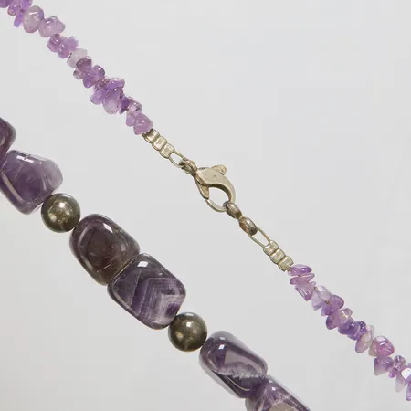 Collier, ametister, längd: 84,5cm, bredd: 3,9-14,2mm, oädel metall