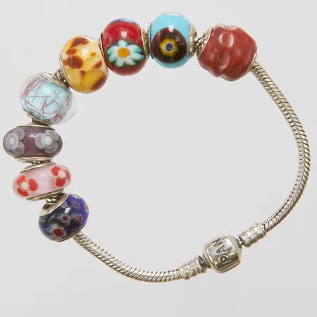 Armband, Pandora, längd: 195cm, bredd: 2,9-14,3mm, 8 berlocker med bucklor/repor, 925/1000 Silver. Vikt: 35,5 g