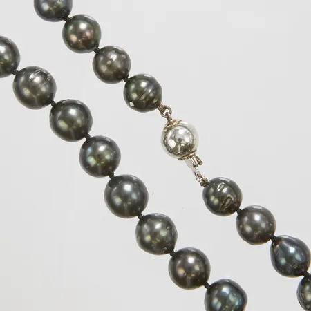 Collier, längd: 46cm, Tahitipärlor, flera med ytdefekter, oregelbunden form, Ø9-10,3mm enligt medföljande intyg från Zentraleinkauf Juwelierwaren, lås 925/1000 Vikt: 53,6 g