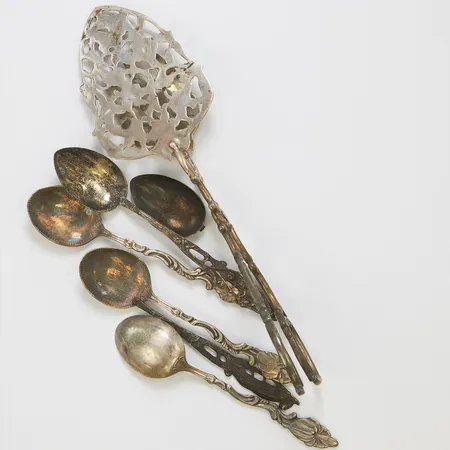 Diverse silver, udda, trasigt, personlig gravyr, 830/1000 Vikt: 97,6 g