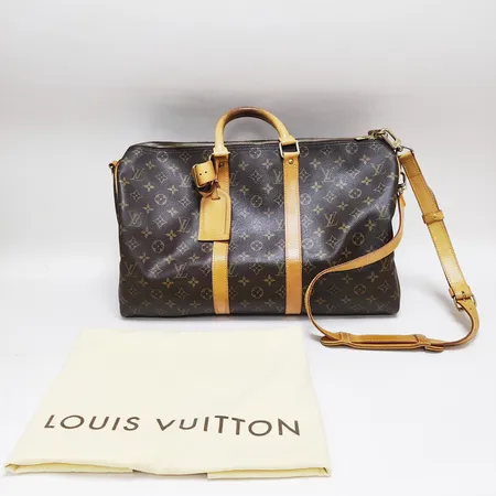 Väska, Louis Vuitton, Keepall 45, Monogram canvas, serienummer: TH0977, mått ca 45 x 32 x 20cm, axelrem samt övriga läderdetaljer med lösa sömmar/slitage, färgbortfall på metallbeslag, mindre fläckar invändigt, dustbag, äkthetsintyg från The Vintage Boutique 