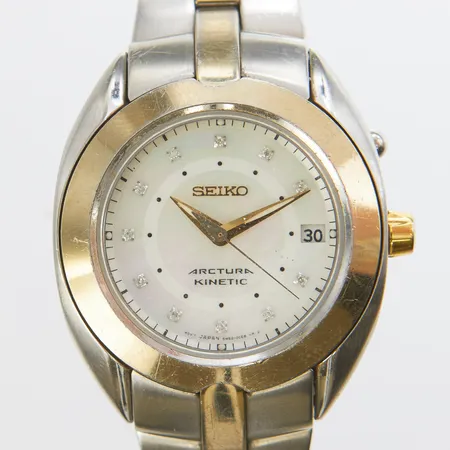 Damur Seiko Arcutra Kinetic, stål, quartz, 37mm, snr: 861195, refnr: 5M62-0BV0, pärlemourtavla med diamantindex, stålläk, viklås, inga tillbehör. 
