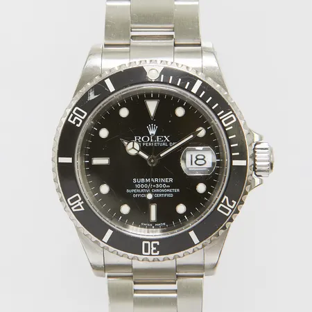 Herrur Rolex Submariner Date, stål, automatisk, 40mm, ref: 16610, snr: Y347364 ca 2002, Cal. 3135, verknr: 3 9618901, boettnr: 2160, safirglas, datum, skadad dykring, oysterlänk, stål, ref: 93250-DT10, viklås, inga tillbehör.