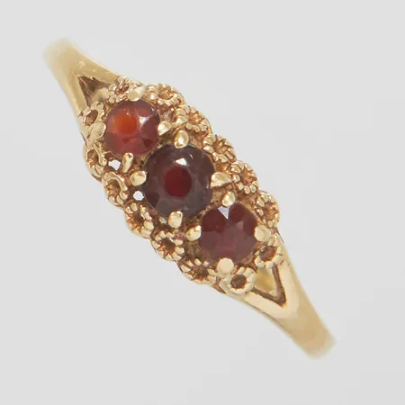 Ring, Ø17, bredd: 1,3-5,8mm, röda stenar, 18K Vikt: 1,2 g