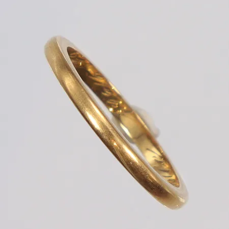 Ring, slät, stl 16½, bredd 2mm, gravyr, 20K Vikt: 2,6 g