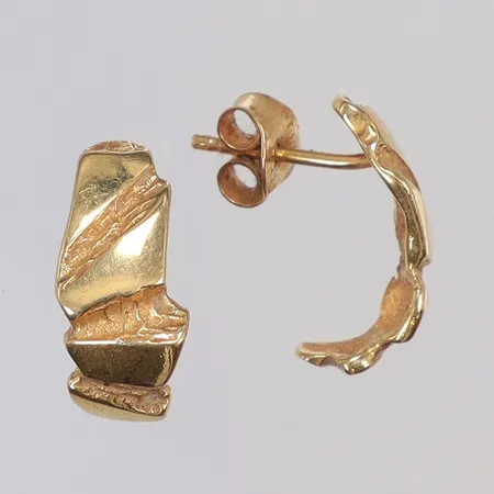 Ett par örhängen, höjd 13mm, bredd 6mm, GHA, omaka snurrebussar, 18K Vikt: 2,5 g
