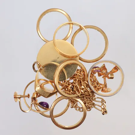 Diverse guld, gravyr, med stenar 18K Vikt: 55,4 g